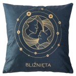 Poszewka dekoracyjna 40x40 cm w kolorze granatowym z złotym wzorem przedstawiającym dwie sylwetki ludzkie oraz napis BLIŹNIĘTA. Produkt leży na płaskiej powierzchni z widocznym, gładkim materiałem. Wzór dekoracyjny z elementami astrologicznymi.