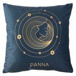 Poszewka dekoracyjna 40x40 cm w ciemnoniebieskiej barwie, z grafiką przedstawiającą wizerunek zodiakalnej Panny w złotych liniach, otoczoną okręgami z drobnymi planetami. Położona na płaskiej powierzchni, w centralnym ujęciu.
