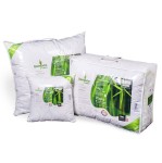 Poduszka antyalergiczna pikowana 50x60 cm w białej poszewce z logo Bamboo & cotton. Zestaw składa się z większej poduszki oraz dwóch mniejszych, widocznych obok. Produkt zapakowany w przezroczystą torbę, z zielonymi akcentami na etykietach.