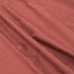 Pościel satyna bawełniana żakardowa w odcieniu ceglanym, delikatna faktura z subtelnym wzorem, złożona w kształt prostokąta. Widoczne przesunięcia tkaniny podkreślają jej miękkość. Niezbędny element aranżacji sypialni.