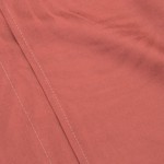 Pościel z satyny bawełnianej w kolorze terracotta, z widocznym delikatnym wzorem żakardowym. W zbliżeniu można zobaczyć gładką fakturę oraz precyzyjne przeszycia. Materiał układany jest luźno, co podkreśla jego miękkość. Rozmiar 220x200 cm.