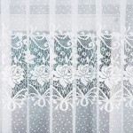Firana gotowa Demetria żakardowa, biała, o wymiarach 300x160 cm. Zjawiskowy wzór kwiatowy z ażurowym wykończeniem, materiał lekki i transparentny, z przejrzystymi paskami. Ułożona w pionie, wisząca na karniszu, ukazuje detale faktury tkaniny.