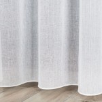 Firana fantazyjna z ołowianką w kolorze białym, o wysokości 320 cm. Tkanina lniana, półprzezroczysta, z wykończonym dolnym brzegiem. Ujęcie z boku, wisząca na karniszu, z widoczną strukturą materiału na prostym tle podłogi.