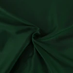 Pościel satyna bawełniana 220x200 w kolorze butelkowej zieleni, z gładką, delikatnie błyszczącą powierzchnią. Ukazana leżąco, w złożeniu, z widocznym efektem fałdowania materiału, co podkreśla jego miękkość i strukturę.
