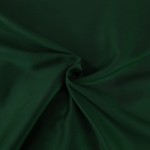 Pościel satynowa 180x200 w kolorze butelkowej zieleni, z gładką, połyskującą fakturą, leżąca na płaskiej powierzchni. Złożona, bez widocznych zdobień czy napisów, prezentuje jednolitą barwę, idealna do eleganckiej sypialni.