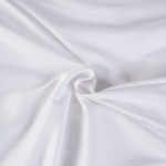 Pościel satyna bawełniana w kolorze białym, rozłożona na płasko, ukazująca gładką, błyszczącą teksturę materiału. Zbliżenie na szczegóły, które podkreślają miękkość i delikatność tkaniny. Wymiary 180x200 cm.