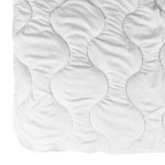 Kołdra całoroczna Antyalergiczna 160x200 Classic Darymex w białym kolorze, o gładkiej fakturze i delikatnym pikowaniu w kształcie okręgów. Produkt leży na płaskiej powierzchni, widoczne wykończenie brzegów.