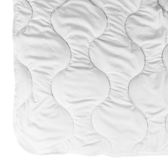 Kołdra całoroczna Antyalergiczna 160x200 Classic Darymex w białym kolorze, o gładkiej fakturze i delikatnym pikowaniu w kształcie okręgów. Produkt leży na płaskiej powierzchni, widoczne wykończenie brzegów.