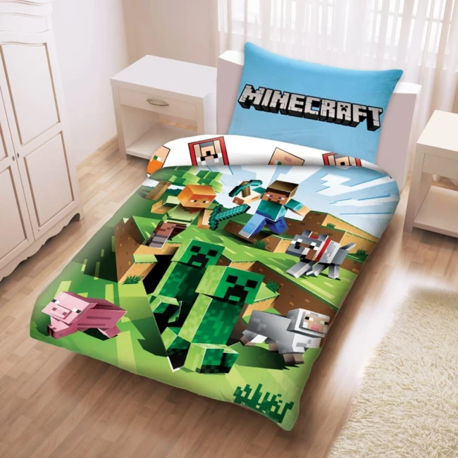 Pościel bawełniana 160x200 Minecraft Creative w zielonych odcieniach z motywem postaci z gry Minecraft, umieszczona na łóżku w pokoju. Na zestawie widoczne elementy jak przygód postacie, creepery oraz różnorodne tło gór i trawy.