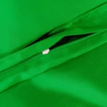 Pościel satyna bawełniana 160x200 w kolorze zielonym, z widocznym zamkiem błyskawicznym na poszewce. Materiał gładki, o jedwabistej fakturze. Ujęcie w zbliżeniu na detal zamka i tkaniny. Tło jednolite, podkreślające intensywność koloru.