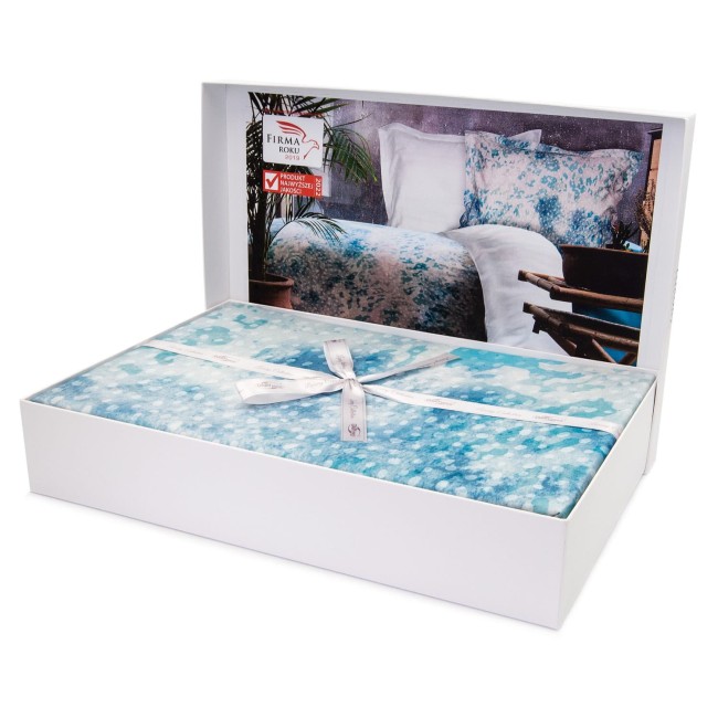 Pościel satyna bawełniana 220x200 Luxury Premium Belize w kolorze niebieskim i białym, zapakowana w białe pudełko z przezroczystym wiekiem, ułożona na płasko, z delikatną wstążką.