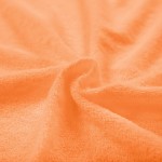 Pościel frotte 160x200 w kolorze łososia, wykonana z miękkiego materiału o teksturowanej powierzchni. Ułożona w falę, pokazuje gładką, matową strukturę tkaniny, idealna do stworzenia przytulnej atmosfery w sypialni.