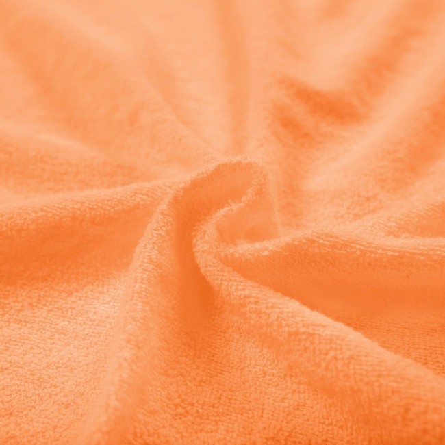 Pościel frotte 160x200 w kolorze łososia, wykonana z miękkiego materiału o teksturowanej powierzchni. Ułożona w falę, pokazuje gładką, matową strukturę tkaniny, idealna do stworzenia przytulnej atmosfery w sypialni.