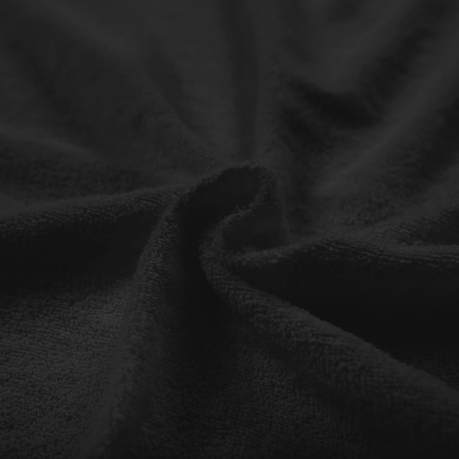 Czarna pościel frotte 200x220 o teksturowanej powierzchni, ułożona w złożony sposób, ukazująca miękką fakturę materiału. Zdjęcie z bliska, akcentujące detale tkaniny. Tło proste, ciemne, pozwala skupić się na strukturze.