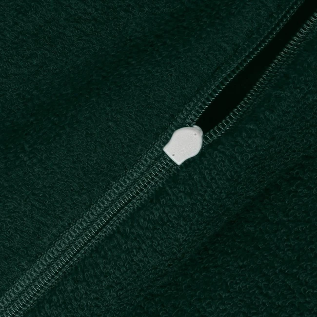 Zbliżenie na fragment pościeli frotte w kolorze zieleni butelkowej, ukazujący zamek błyskawiczny oraz miękką, teksturowaną powierzchnię materiału. Widoczny zamek w odcieniu białym.