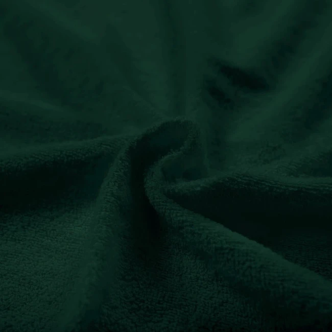 Pościel frotte 200x220 w kolorze zieleni butelkowej, z widoczną teksturą materiału. Ujęcie w zbliżeniu na fakturę, rozłożona, ukazuje miękkość i grubość, idealna do sypialni. Tło jednolite, podkreślające intensywność koloru.