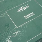 Opakowanie pościeli bambusowej w kolorze zielonym z delikatnym wzorem liści. Widoczny napis DARYmex oraz BAMBOO COLLECTION w białych literach. Kąt widzenia z góry, prezentujący całą powierzchnię opakowania.