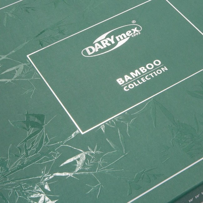 Zielone opakowanie zbiorcze pościeli bambusowej. Na górze widoczne logo „DARYmex” oraz napis „BAMBOO COLLECTION” w białym kolorze. Tło zdobione delikatnym wzorem kwiatu bambusa. Opakowanie ma prostokątny kształt, prezentowane z góry.