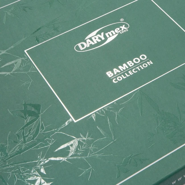 Zielone opakowanie z delikatnym, teksturowanym wzorem liści bambusa. Na przedniej stronie widnieje białe logo DARYmex oraz napis BAMBOO COLLECTION w wyraźnym, czytelnym kroju pisma. Opakowanie płaskie i zamknięte.