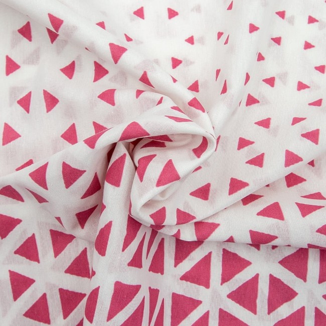 Pościel bawełniana Cottonlove Exclusive Milano Pink w rozmiarze 160x200, z nadrukiem różowych trójkątów na białym tle. Wzór geometryczny, materiał gładki, leżący w złożonym kształcie na jasnym tle. Idealna do aranżacji sypialni.