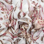 Pościel bawełniana 160x200 Cottonlove Exclusive Tavra Pink w kolorze różowym, z delikatnym, kwiatowym wzorem w odcieniach brązu i różu, leżąca złożona na jasnym tle. Wykonana z miękkiego, teksturowanego materiału idealna do sypialni.