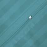 Poszewka bambusowa satyna bawełniana 70x80 z listwą, w solidnym, turkusowym kolorze. Widoczne delikatne paski oraz zamek błyskawiczny z metalowym suwakiem, ułożona poziomo na gładkiej powierzchni.
