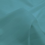 Poszewka bambusowa w kolorze turkusowym o satynowej fakturze, przedstawiona w zbliżeniu. Widoczne delikatne prążki oraz gładka powierzchnia materiału, podkreślająca jego elegancki wygląd. Idealna do łóżeczka dziecięcego (70x80 cm).
