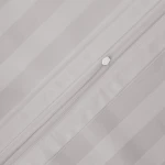 Poszewka bambusowa satyna bawełniana 70x80 w kolorze szarym, z delikatnym wzorem pasków. Zamek błyskawiczny, leżąca na gładkim tle, ukazuje teksturę materiału. Idealna do stylowych aranżacji wnętrz.