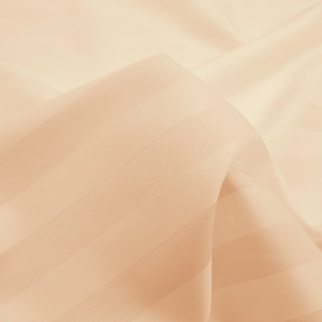 Bamboowa pościel satynowa w odcieniu beżowym, 140x200 cm, z delikatnym wzorem w paski. Złożona, ukazująca miękką i gładką fakturę materiału. Idealna na łóżko. Tło jednolite, bez dodatkowych elementów.