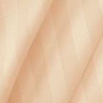 Pościel bambusowa satyna bawełniana 160x200 w kolorze beżowym, z delikatnym wzorem pasków. Materiał gładki, z subtelnym blaskiem. Ułożona luźno, z widocznymi fałdami, co podkreśla jej teksturę. Idealna do nowoczesnej sypialni.