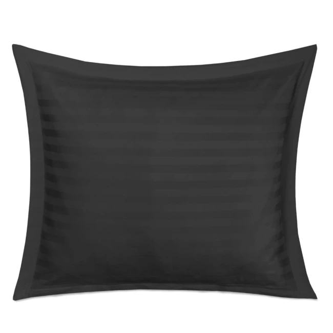 Pościel bambusowa satyna bawełniana 180x200 w kolorze czarnym z delikatnym paskiem. Ułożona płasko, widok frontalny, ukazuje gładką fakturę materiału. Idealna do nowoczesnych wnętrz, zapewnia komfort i elegancki wygląd.