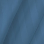 Pościel bambusowa satyna bawełniana 220x200 w kolorze chabrowym, z subtelnym wzorem pasków, matowa tekstura, rozłożona, widok z góry. Zestaw zawiera poszewki na poduszki i jest przeznaczony dla osób poszukujących ekologicznych materiałów do sypialni.