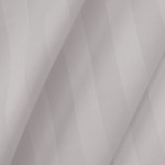 Pościel bambusowa w odcieniu szarości, wykonana z satynowej bawełny, z delikatnym wzorem w paski. Ułożona w zbliżeniu, prezentuje gładką fakturę materiału, idealna dla dwupersonowego łóżka (220x200 cm).