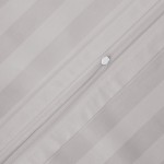 Pościel bambusowa satyna bawełniana 220x200 w odcieniach szarości, z widoczną błyszczącą fakturą. Ujęcie z bliska, ukazuje zamek błyskawiczny oraz delikatne, poziome paski. Materiał gładki, z subtelnym połyskiem, na jednolitym tle.