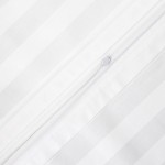 Pościel bambusowa satyna bawełniana 140x200 w kolorze białym, z delikatnym wzorem w paski. Ujęcie z bliska, pokazujące zamek błyskawiczny. Materiał gładki, tekstura satynowa, idealna do łóżka.