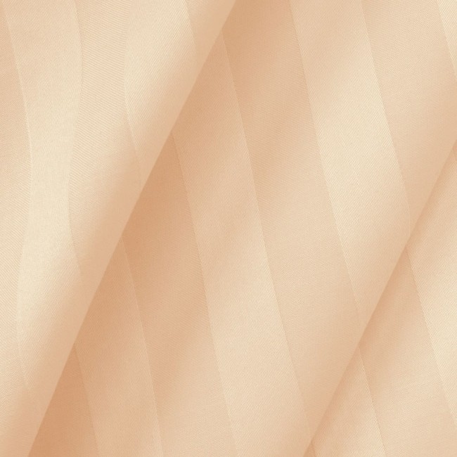 Poszewka bambusowa satyna bawełniana 40x40 w beżowym odcieniu, z delikatnym wzorem w paski. Materiał gładki, lekko lśniący. Widoczny skrawek tkaniny w zbliżeniu, ukazujący strukturę i fakturę materiału.