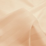 Poszewka bambusowa satyna bawełniana 40x40 w beżowym kolorze z delikatnymi, poziomymi paskami. Materiał gładki, przyjemny w dotyku. Złożona i umieszczona na jednolitym tle. Wymiary dopasowane do poduszki 40x40 cm.