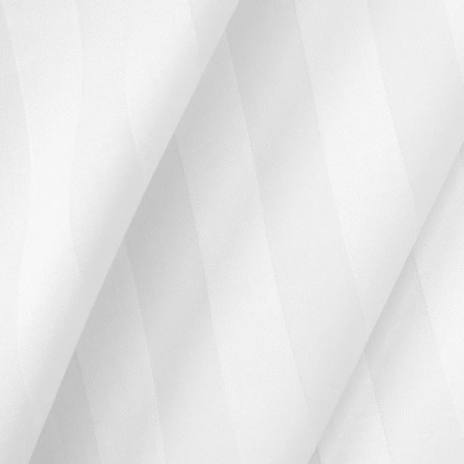 Poszewka bambusowa satyna bawełniana 40x40 w białym kolorze, z delikatnym wzorem w paski. Materiał o gładkiej, teksturowanej powierzchni. Ułożona w złożenie, widok z góry. Idealna do dekoracji poduszek.