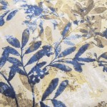 Pościel satyna bawełniana 160x200 Luxury Cinque Terra w delikatny wzór roślinny w odcieniach granatu, złota i beżu. Materiał o gładkiej fakturze, złożona, prezentująca detale liści i gałązek. Tło w jasnym kolorze, lekko teksturowane.
