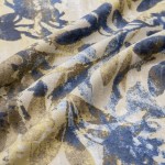 Pościel satyna bawełniana 160x200 Luxury Cinque Terra w odcieniach beżu, brązu, granatu i żółci, z kwiatowym wzorem. Materiał jest gładki i teksturowany. Zdjęcie w zbliżeniu, ukazujące szczegóły tkaniny. Idealna do aranżacji sypialni.