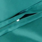 Pościel satyna bawełniana w ciemnym turkusie, rozłożona w zbliżeniu, z widocznym zamkiem błyskawicznym. Gładka faktura materiału, jednolity kolor bez wzorów. Produkt idealny do zestawienia z pościelą w rozmiarze 220x200 cm.