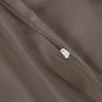 Pościel satynowa w kolorze sepia, widok zbliżeniowy na zamknięty zamek błyskawiczny, tkanina o gładkiej fakturze. Zamek w kolorze białym, materiał miękki i delikatny, idealny do złożenia w zestaw pościeli.