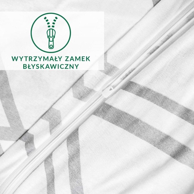 Pościel bawełniana 220x200 z wzorem szarej i białej kratki, rozłożona na płaskiej powierzchni. Widoczny uszyty zamek błyskawiczny na dolnej krawędzi. Tło jasne, jednolite, podkreślające detale materiału.