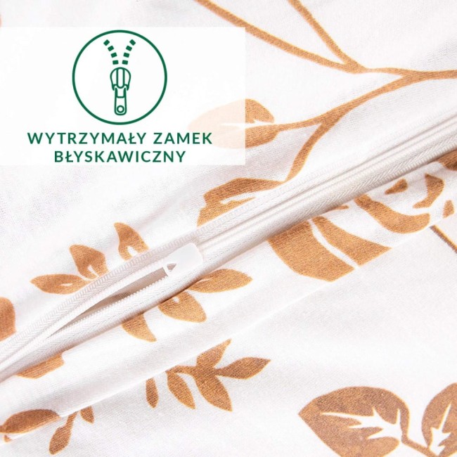 Pościel bawełniana 160x200 w białym kolorze z motywem złotych róż. Zamek błyskawiczny widoczny na zdjęciu, ułatwiający zakładanie poszewek. Materiał jersey, gładka faktura, produkt ukazany z boku, blisko detalu zamka.