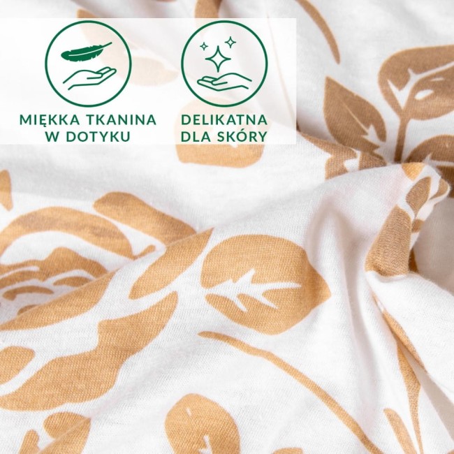 Pościel bawełniana 160x200 w kolorze białym, zdobiona dużymi, złotymi różami. Materiał jersey, o miękkiej, delikatnej w dotyku fakturze, cienka, z subtelnym połyskiem. Widok w zbliżeniu, ukazujący detale wzoru bez dodatkowych elementów.
