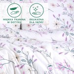 Pościel bawełniana 160x200 w kwiatowy wzór w odcieniach różu i beżu. Materiał jersey, delikatny w dotyku, rozłożona na łóżku. Widoczne poduszki oraz poszwa z realistycznymi, drobnymi kwiatami i gałązkami na jasnym tle. Design w stylu wiosennym.