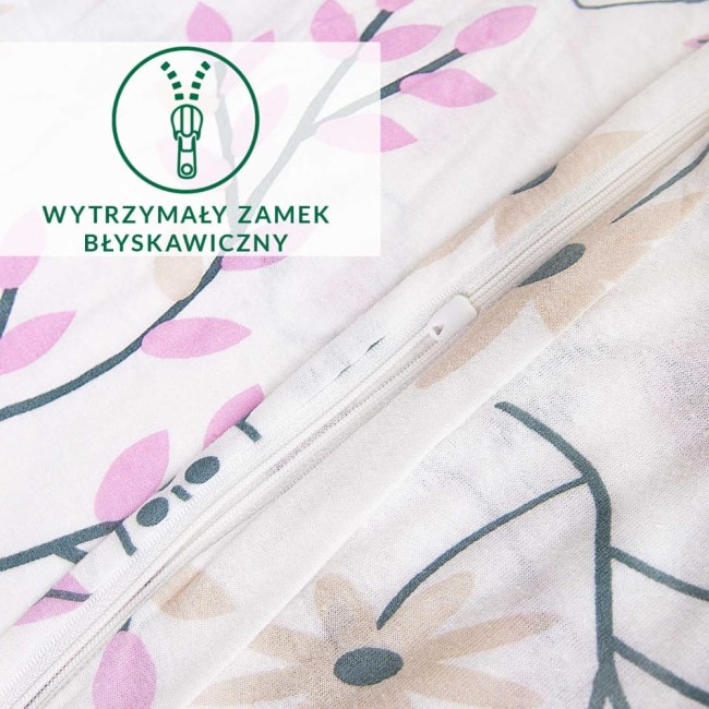 Pościel bawełniana z dzianiny jersey w kwiatowy wzór, z otwartym wytrzymałym zamkiem błyskawicznym. Tło w jasnych kolorach z różowymi i beżowymi kwiatami oraz zielonymi gałązkami. Widoczny detal zamka w bliskim ujęciu.