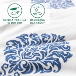 Pościel bawełniana 220x200 z niebieskim ornamentem na białym tle. Materiał jersey, z delikatnym wzorem w stylu roślinnym. Ujęcie w zbliżeniu, eksponujące fakturę tkaniny. Widoczne oznaczenia: miękka tkanina w dotyku i delikatna dla skóry.