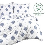 Pościel bawełniana 220x200 z niebieskimi ornamentami na białym tle, wykonana z dzianiny jersey; złożona, obejmująca poszewki na poduszki. Widoczne detale wzoru. Oznaczenie 100% naturalna bawełna w prawym rogu zdjęcia.