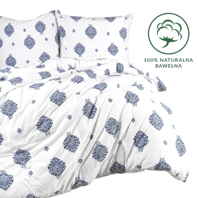 Pościel bawełniana 220x200 z niebieskimi ornamentami na białym tle, wykonana z dzianiny jersey; złożona, obejmująca poszewki na poduszki. Widoczne detale wzoru. Oznaczenie 100% naturalna bawełna w prawym rogu zdjęcia.